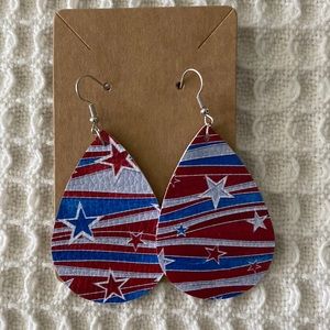 🦩 NWOT Earrings in faux leather in red, white & blue print🦩